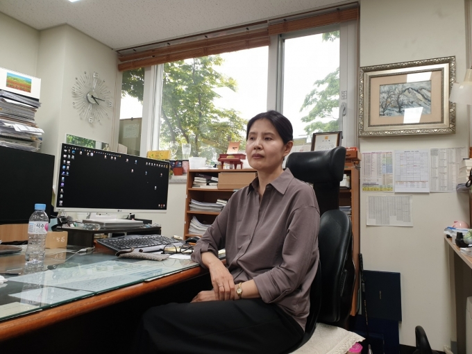 시집 '공항철도' 출간기념 온라인으로 기자간담회를 하고 있는 최영미 시인(최영미 시인)© 뉴스1