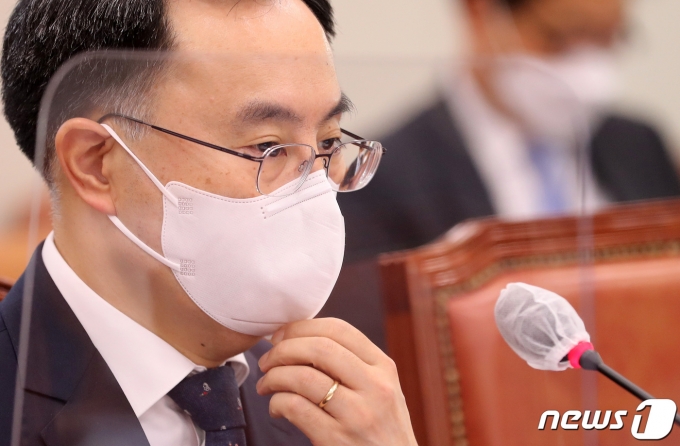 문승욱 산업통상자원부 장관 후보자가 4일 서울 여의도 국회 산업통상자원중소벤처기업위원회에서 열린 인사청문회에서 마스크를 고쳐쓰고 있다. 2021.5.4/뉴스1 © News1 이동해 기자