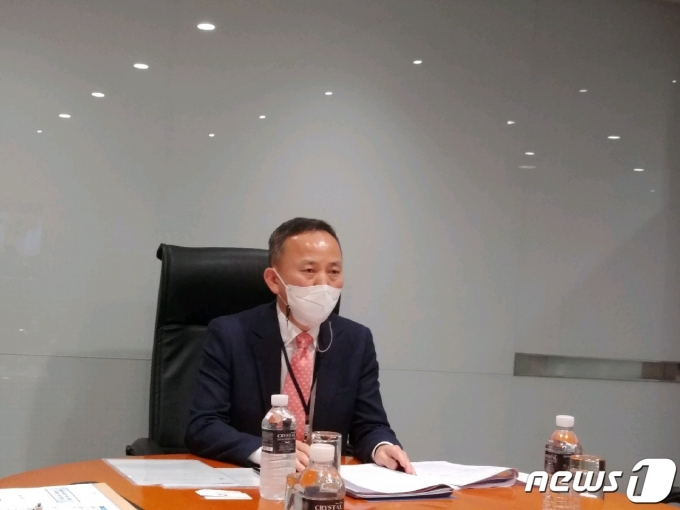 박일 외교부 원자력비확산외교기획관은 4일 핵비확산조약(NPT) 발표 50주년 평가회의에 대비해 필립 베르투 프랑스 외교부 전략현안·안보·군축 국장과 화상면담을 진행했다.(외교부 제공)© 뉴스1