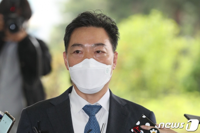 검찰총장 후보에 지명된 김오수 전 법무부 차관이 4일 오전 서울 서초구 서울고등검찰청으로 출근하던 중 취재진의 질문에 답하고 있다. 2021.5.4/뉴스1 © News1 성동훈 기자