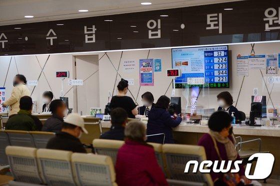 금융위원회가 실손의료보험(이하 실손보험) 청구 전산화를 2021년 핵심 중점과제로 선정했다. 이에 따라 실손보험 청구절차가 간소화 될 가능성이 커졌다. 사진은 광주광역시에 있는 한 병원./사진=뉴스1