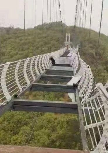 중국 비암산에 위치한 유리다리가 거센 바람으로 부서지면서 한 남성이 100m 다리 위에 갇히는 사고가 발생했다. /사진=웨이보 캡처