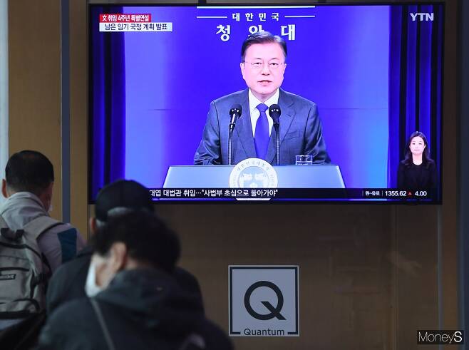 10일 오전 용산구 서울역 대합실에서 시민들이 문재인 대통령 취임 4주년 특별 연설을 시청하고 있다. / 사진=장동규 기자