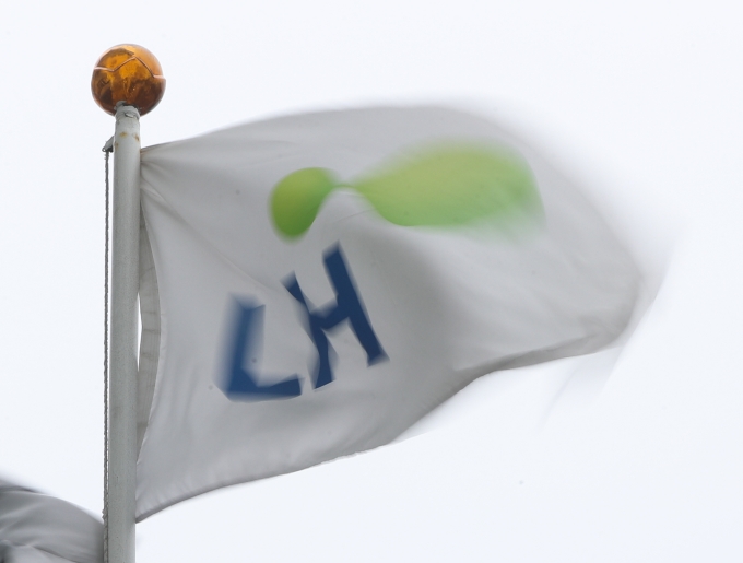 LH 감사실은 공직기강 점검 목적의 '감사결과 처분요구서'를 통해 직원 A씨의 해임을 건의했다. A씨는 카카오톡 오픈채팅방에서 "저희 본부엔 동자동 재개발 반대시위함. 근데 28층이라 하나도 안 들림, 개꿀"이라며 서울 용산구 동자동 재개발 반대 시위자들을 조롱한 바 있다. /사진=뉴스1