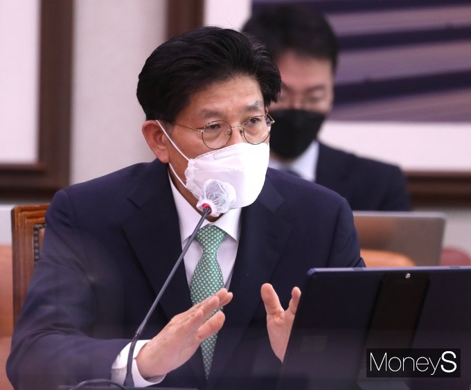 노형욱 국토 장관은 18일 정부세종청사에서 9개 지자체와 4개 공기업, 3개 주택관련협회 등과 '주택 공급기관 간담회'를 갖고 이같이 논의했다. /사진=임한별 기자