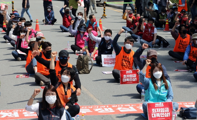민주노총 소속 조합원들이 18일 정부세종청사 고용노동부에서 이 날 열리는 최저임금위원회 제2차 전원회의에 앞서 최저임금 대폭 인상을 촉구하는 집회를 갖고 있다. / 사진=뉴스1 장수영 기자