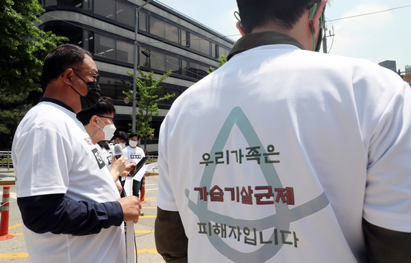 가습기살균제참사10주기비상행동 회원들이 18일 서울 서초구 서울고등법원 앞에서 피해 증언을 하고 있다. /사진=뉴스1