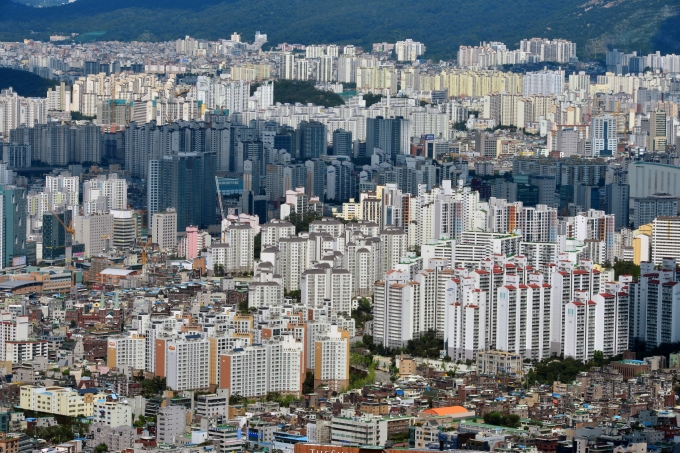 올 1분기 기준 세입자 가구의 평균 월세가 33만원에 육박하는 것으로 조사됐다. 사진은 서울시내 한 아파트 밀집 지역. /사진=뉴시스 DB