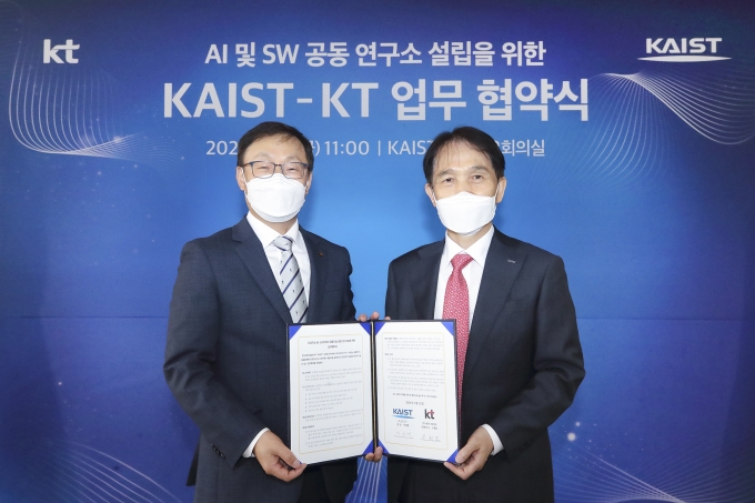 지난 22일 대전 KAIST 본원 본관에서 구현모 KT 대표(왼쪽)와 이광형 KAIST 총장이 업무협약 체결 후 기념 촬영하는 모습. /사진제공=KT