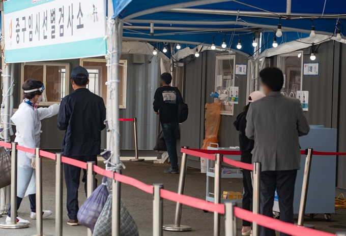 코로나19 일일 신규 확진자가 24일 0시 기준 538명으로 조사됐다. 사진은 지난 23일 서울 중구 서울역 광장에 마련된 코로나19 임시 선별진료소를 찾은 시민 모습. /사진=뉴스1