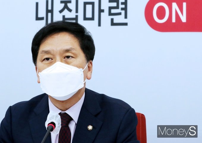 [머니S포토] 김기현 대표 대행 "세금폭탄 내리고, 내 집 마련은 늘릴 것"