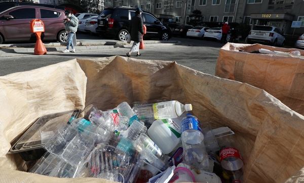 경기도 남양주시 한 아파트단지 분리수거장에서 투명색 페트병과 유색 플라스틱 재활용품들이 섞여서 배출되고 있다. /사진=뉴스1