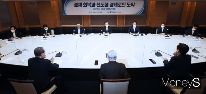 [머니S포토] 총리-경제단체장 간담회, 화두 오른 삼성家 이재용 사면론