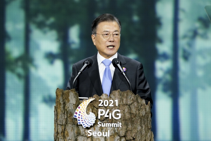 지난 5월30일 서울 동대문디자인플라자에서 열린 '2021 P4G 서울 녹색미래 정상회의' 개회식에서 문재인 대통령이 개회사를 하고 있다. /사진=뉴스1