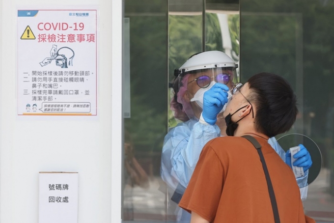 7일 포커스타이완 보도에 따르면 대만 정부가 3단계로 격상한 신종 코로나바이러스 감염증(코로나19) 경계 기간을 오는 28일까지 연장한다고 알려졌다. 사진은 지난  2일 한 시민이 타이베이에서 코로나19 검사를 받는 모습. /사진=로이터 