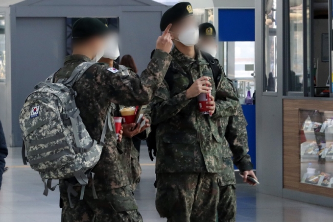 '부실 급식'으로 논란이 된 상황에서 육군 한 병사가 부대를 칭찬하는 글이 올라와 주목을 받았다. 기사와 관련 없는 사진./ 사진=뉴스1