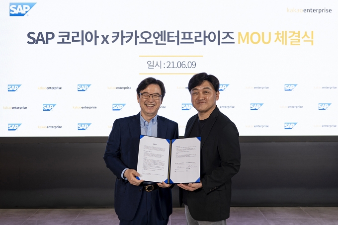 이성열 SAP코리아 대표(왼쪽)와 백상엽 카카오엔터프라이즈 대표가 MOU를 맺고 기념촬영을 하는 모습. /사진제공=SAP