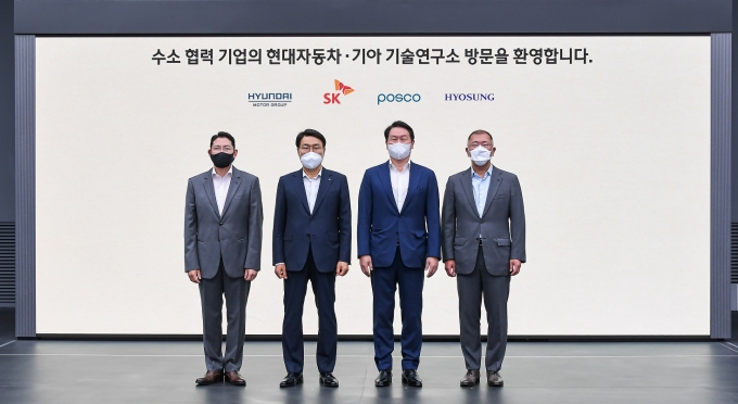 (왼쪽부터) 조현준 효성그룹 회장, 최정우 포스코그룹 회장, 최태원 SK그룹 회장, 정의선 현대차그룹 회장이 10일 수소기업협의체 설립을 위해 모였다. /사진=현대차그룹
