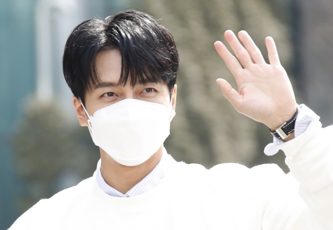 후크엔터테인먼트는 10일 이승기와 다시 매니지먼트 계약을 체결했다고 밝혔다. 사진은 이승기가 지난 3월3일 SBS `두시탈출 컬투쇼` 출연을 위해 방송국으로 들어서며 인사하는 모습 /사진=뉴스1