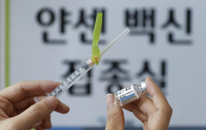 국내서 신종 코로나바이러스 감염증(코로나19) 백신 1차 접종 인원이 10일 기준 누적 1000만명을 돌파하면서 집단면역 형성에 총력을 가하고 있다. 최근 들어 백신 수급이 원활해지자 정부는 접종 대상자를 확대할 방안을 검토 중이다./사진=이무열 뉴시스 기자