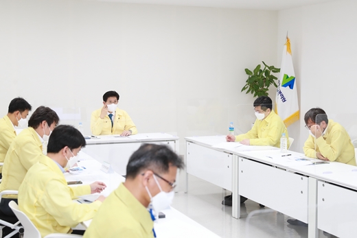 노형욱 국토교통부 장관이 10일 광주시 동구 학동 철거 건축물 사고현장을 찾아 사고수습 현황 및 조치계획을 보고받은 후 관계자들과 대화를 나누고 있다. /사진=뉴스1(국토교통부 제공)
