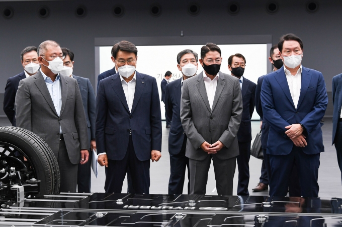 10일 현대자동차·기아 기술연구소에서 (왼쪽부터) 정의선 현대차그룹 회장, 최정우 포스코그룹 회장, 조현준 효성그룹 회장, 최태원 SK그룹 회장이 전기차 전용 플랫폼 E-GMP에 대한 설명을 듣고 있다. /사진=현대차그룹