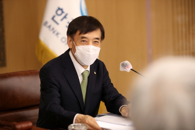 이주열 한국은행 총재가 지난달 27일 서울 중구 한국은행에서 열린 금융통화위원회 본회의를 주재하고 있다. 이날 기준금리를 현행 연 0.50%로 동결했다./사진=한국은행