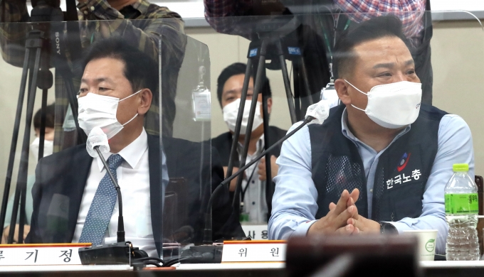 지난 5월18일 정부세종청사에서 열린 최저임금위원회 2차 전원회의에서 류기정 사용자 위원과 이동호 근로자 위원의 시선이 엇갈리고 있다. / 사진=뉴시스 강종민 기자