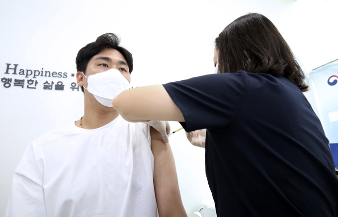얀센을 접종받은 시민 대부분이 일반적인 이상 반응을 느꼈지만 참을만한 수준이라는 반응을 보였다. 사진은 지난 10일 울산 남구 HM병원에서 얀센을 접종 받는 시민 모습. /사진=뉴스1