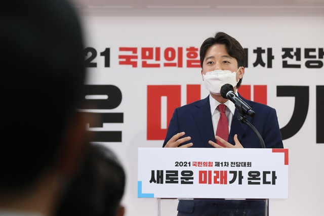 국민의힘 당대표로 36세 이준석 전 최고위원이 당선된 가운데 11일 '이준석 테마주'가 일제히 요동쳤다./사진=뉴스1