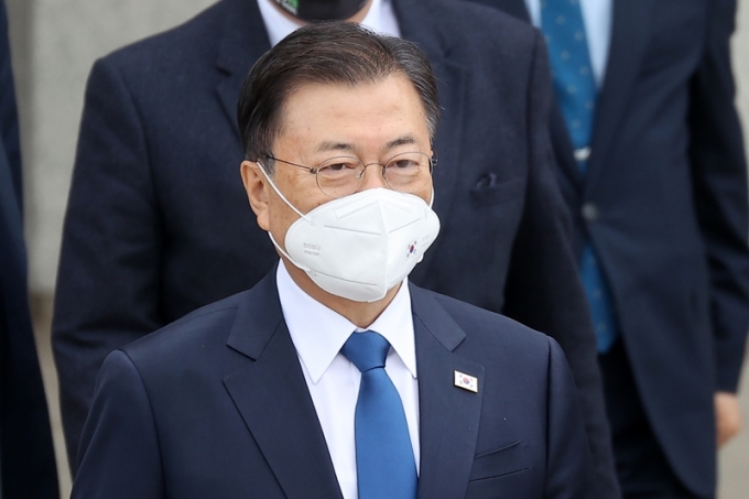 G7 정상회의에 참석했던 문재인 대통령이 13~15일 오스트리아와 15~17일 스페인을 국빈 방문한다. 문 대통령은 각국 정상과 회담을 가지고 오스트리아와는 과학기술 분야의 협력을, 스페인과는 해외 건설시장 공동 진출 방안을 논의할 예정이다. 사진은 11일 G7 정상회의 참석을 위해 출국하는 문 대통령의 모습. /사진=뉴스1