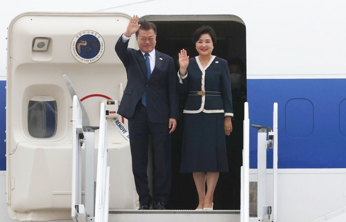 G7 정상회의에 참석하는 문재인 대통령과 부인 김정숙 여사가 11일(현지시간) 영국 콘월 뉴키 공항에 도착해 전용기에서 내리고 있다. / 사진=뉴시스 박영태 기자