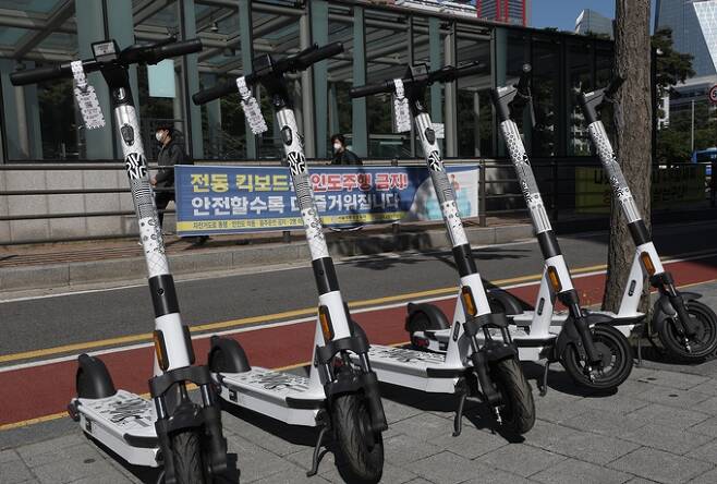 서울 여의도 국회의사당 역 인근에 배치된 전동 킥보드. /사진=뉴스1