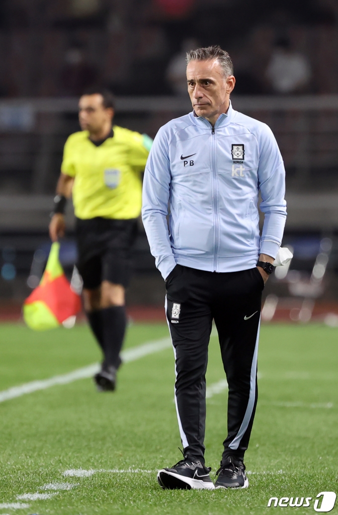 5일 오후 경기도 고양시 고양종합운동장에서 열린 2022 국제축구연맹(FIFA) 카타르 월드컵 아시아지역 2차 예선 대한민국과 투르크메니스탄의 경기에서 파울루 벤투 축구대표팀 감독이 경기를 지켜보고 있다./사진=뉴스1