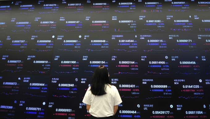 서울 강남구 업비트 라운지 전광판에 비트코인 등 가상화폐 시세가 표시된 모습./사진=장동규 기자