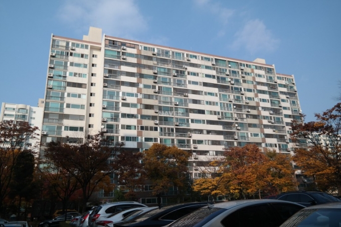 올해로 36년차를 맞은 서울 강동구 명일동 고덕주공9단지(1320가구)가 재건축 안전진단 문턱을 넘지 못했다. /사진=네이버부동산