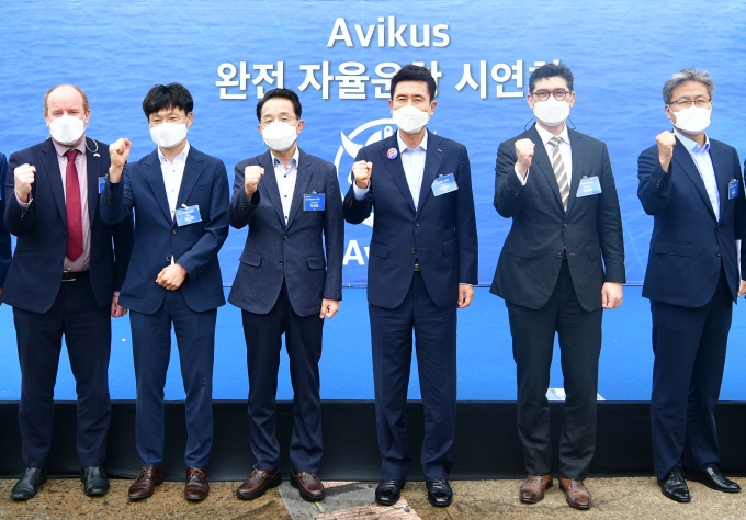 지난 16일 경북 포항운하에서 열린 '선박 자율운항 시연회'에서 (왼쪽부터) 마이크 웰치 주한 영국대사관 국제통상부 참사관, 임도형 아비커스 대표, 한상철 포항해양경찰서 서장, 이강덕 포항시장, 김성준 한국조선해양 미래기술연구원장, 권병훈 한국조선해양 디지털기술연구소장이 기념촬영을 하고 있다. /사진=현대중공업그룹