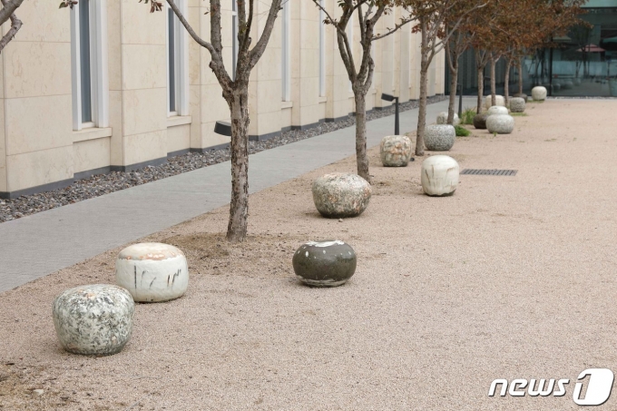 이강효 작가의 '휴식, 사유, 소통의 분청의자'© 뉴스1