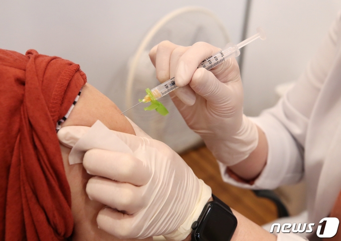 서울 양천구 목동 코로나19 서울시 양천구 예방접종센터에서 한 시민이 백신 접종을 하고 있다. /뉴스1 © News1 김진환 기자