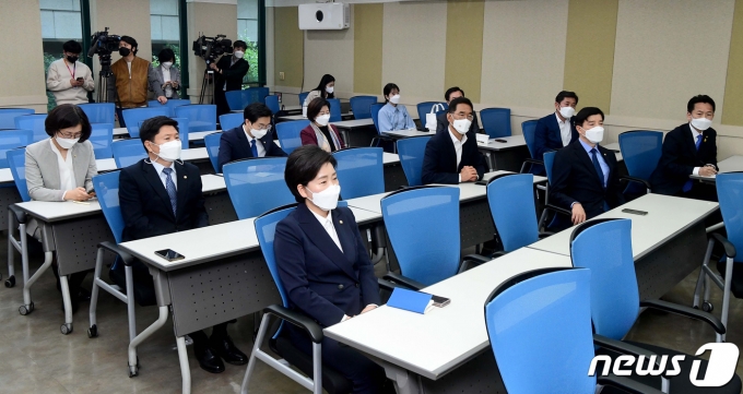 20일 오전 서울 여의도 이룸센터에서 열린 ‘더민초 쓴소리 경청 1탄’2021.4.20/뉴스1 © News1 구윤성 기자