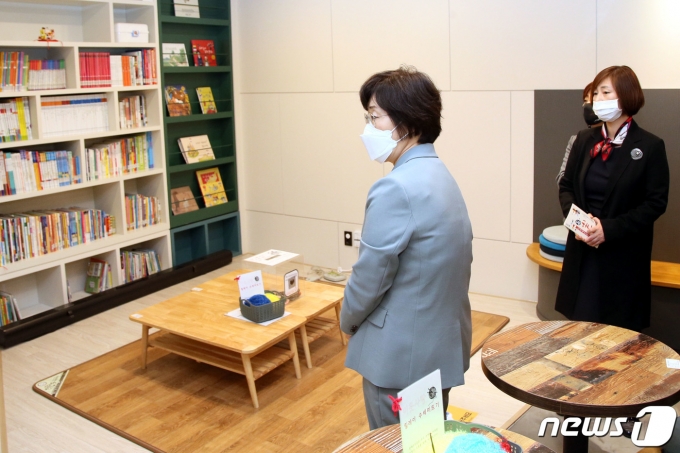정영애 여성가족부 장관이 1일 오후 서울시 은평구 건강가정·다문화가족지원센터를 찾아 방역 조치와 프로그램 운영 현황을 점검하고 있다. (여성가족부 제공)2021.4.1/뉴스1