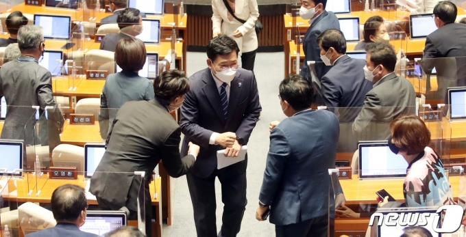 송영길 더불어민주당 대표가 16일 서울 여의도 국회 본회의장에서 교섭단체 대표연설을 마친 후 의원들과 인사하고 있다. 2021.6.16/뉴스1 © News1 오대일 기자