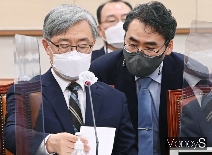 머니S포토 국회 법사위, 자료 전달받는 최재형 감사원장 - 머니S