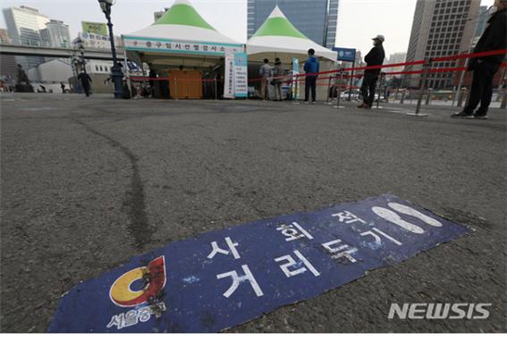 코로나19 신규 확진자가 이틀째 400명대를 기록했다./사진=뉴시스