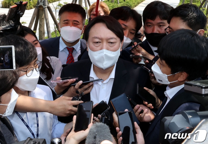 야권의 유력한 대권주자인 윤석열 전 검찰총장이 지난 9일 서울 남산예장공원에 문을 여는 우당 기념식 개관식에 참석하기 위하여 행사장으로 들어가는 도중 취재진의 질문에 답을 하고 있다. © News1