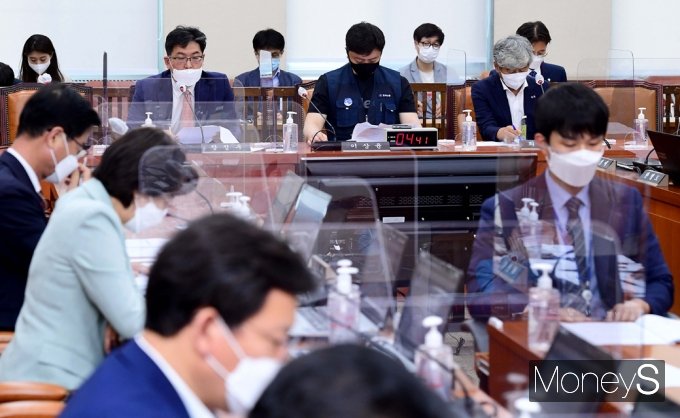 공휴일이 주말과 겹치면 대체휴일을 적용하는 법안이 22일 국회 행정안전위원회 법안심사소위원회를 통과했다. 사진은 지난 16일 관련 법안을 다루는 행안위 입법 공청회 모습. /사진=임한별 기자