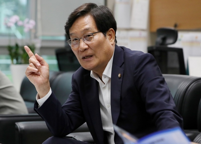 신동근 의원(더불어민주당·인천 서구을)이 22일 윤석열 전 검찰총장을 향해 "내가 하면 수사, 남이 하면 정치공작 타령"이라고 비판했다. 사진은 신 의원이 지난해 8월 전북도의회에서 간담회를 여는 모습. /사진=뉴스1