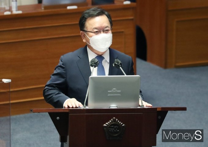 김부겸 국무총리가 22일 오후 국회에서 열린 정치·외교·통일·안보 분야 대정부질문에 참석해 백신 접종 상황을 설명했다./ 사진=임한별 기자
