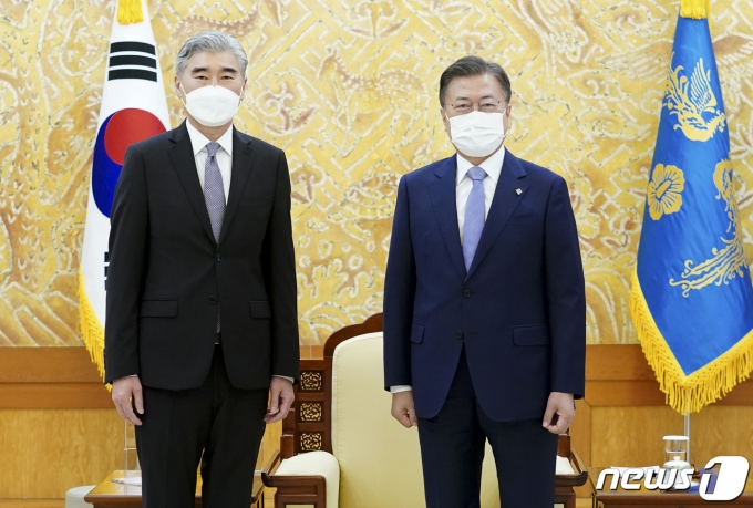 문재인 대통령이 22일 오후 청와대를 찾은 성 김 미국 국무부 대북정책특별대표와 기념촬영을 하고 있다. 2021.6.22/뉴스1 © News1 이광호 기자