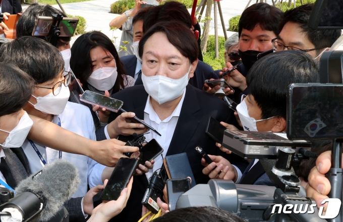 야권의 유력한 대권주자인 윤석열 전 검찰총장이 9일 서울 남산예장공원에 문을 여는 우당 기념식 개관식에 참석하기 위하여 행사장으로 들어가는 도중 취재진의 질문에 답을 하고 있다. 지난 3월 4일 윤 전 총장이 검찰총장직을 사퇴한 지 3개월여 만의 첫 공식행사 참석이다. 2021.6.9/뉴스1 © News1 이동해 기자